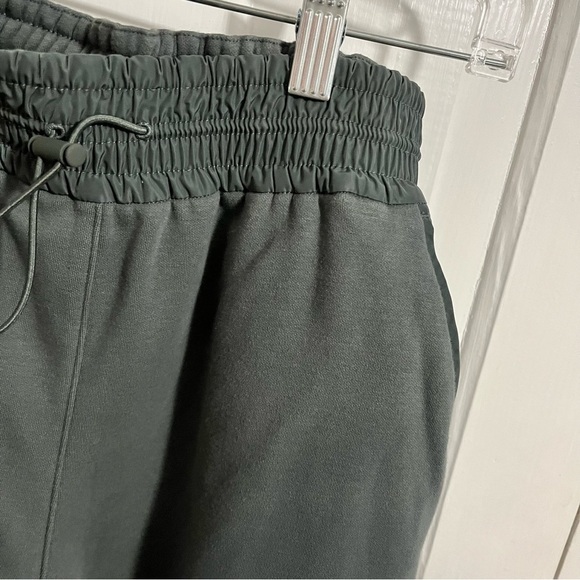 Athleta Triumph Hybrid Wide Crop Pants Bali Green Medium S1 - Picture 6 of 9